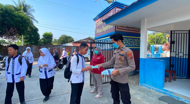 Polres OKI Bagikan Masker kepada Pelajar SMPN 6 Kayuagung, Cegah Dampak Kabut Asap Karhutla