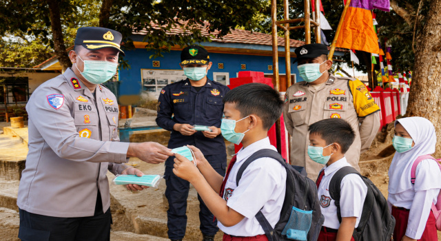 Saat Kabut Asap Mengintai, Kapolres OKI Bagikan Masker kepada Pelajar dan Jamaah