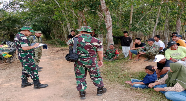 Tim Mabes TNI Sosialisasikan Bahaya Karhutla kepada Warga Desa Menang Raya OKI