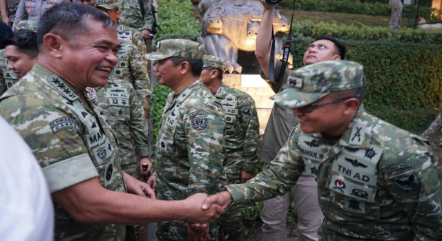 Dandim 0402/OKI Dampingi Kunjungan KSAD Jenderal TNI Maruli Simanjuntak di PT Arwana Ceramic Plant IV-D Ogan Ilir