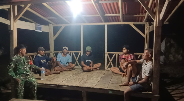 Babinsa 402-14/Air Sugihan dan Warga Kompak Patroli Siskamling di Desa Kertamukti