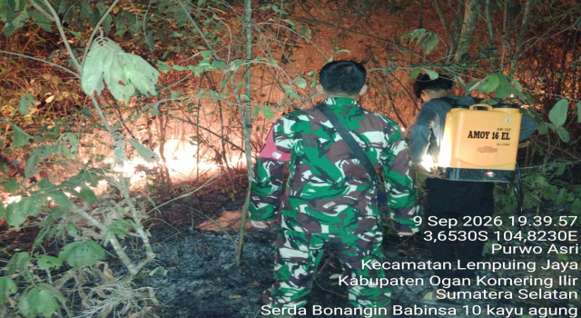 Babinsa Koramil 402-10/Kayuagung Turun Langsung Padamkan Karhutla di Muara Burnai 1