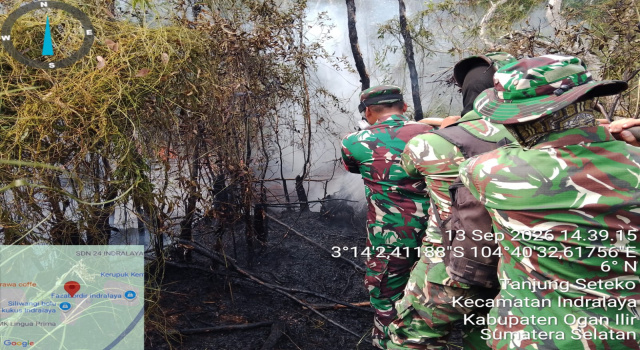 Babinsa Koramil Indralaya Bersama Yon TP 949/DR Berjibaku Padamkan Karhutla di Tanjung Seteko