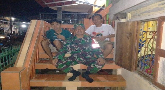 Patroli Malam Babinsa Muara Kuang Perkuat Kamtibmas, Warga Diajak Tetap Waspada