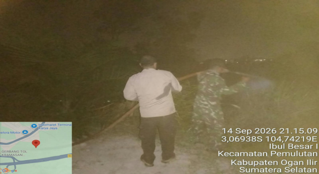 Babinsa Koramil 402-12/Pemulutan Bersama Tim Gabungan Padamkan Karhutla di Desa Ibul Besar I