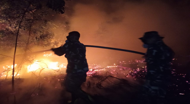 Babinsa Koramil 402-07/Indralaya Bersama personel Yon TP 949/DR Padamkan Karhutla di Desa Sungai Rambutan