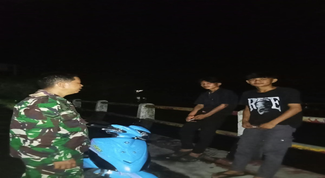 Sinergi Babinsa dan Warga, Siskamling Malam di Tanjung Raja Berlangsung Aman dan Kondusif