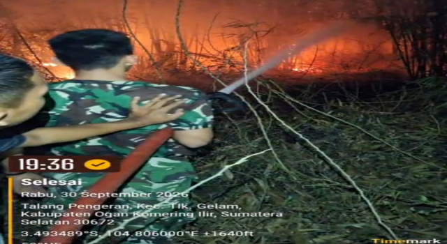 Satgas Yonif TP 895/KC BKO Koramil 402-01/Tanjung Lubuk Padamkan Karhutla Di Desa Talang Pangeran