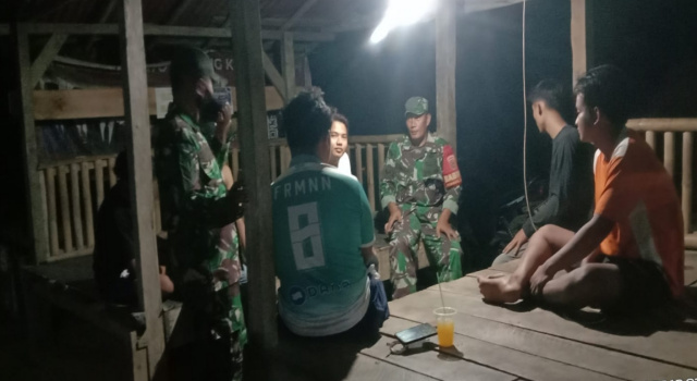 Babinsa dan Warga Bersinergi Jaga Kamtibmas melalui Patroli Siskamling di Desa Kerta Mukti