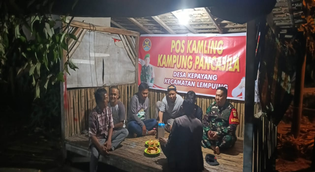 Patroli Malam Koramil 402-10/Kayuagung, Babinsa Imbau Warga Jaga Keamanan Dan Lingkungan Dan Jangan Bakar Lahan Di Desa Tugu Jaya