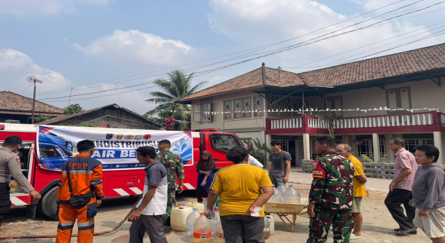 Koramil 402-10/Kayuagung Bersama Polri dan BPBD Salurkan Air Bersih untuk Warga Kelurahan Paku