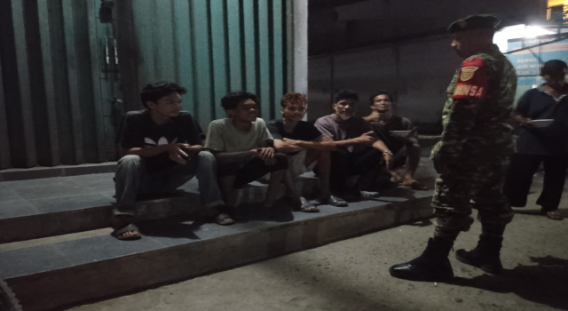 Patroli Malam di Tanjung Batu Timur, Babinsa Koramil 402-06 Jaga Keamanan dan Ketertiban Warga